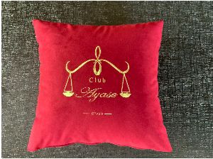 赤い刺繍入りクッション